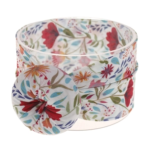 Primer plano de diadema de nailon con estampado floral y detalle de bola fruncida