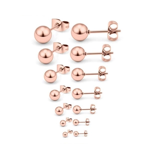 Dettaglio di sette paia di orecchini a sfera in acciaio al titanio oro rosa in varie misure
