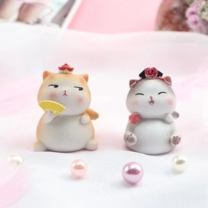 Retro-Katzenfiguren aus Kunstharz für Kuchendekoration oder Autodekor auf Rosa Hintergrund