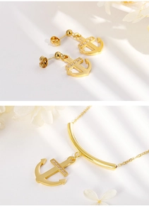 Gros plan sur l'ensemble collier et boucles d'oreilles ancre dorée avec oxydes