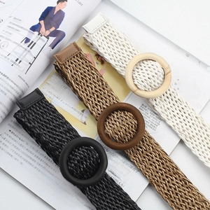 Lot de trois ceintures tressées en noir, marron et blanc avec boucles rondes en bois