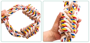 Dettaglio di giocattolo in corda di cotone intrecciata multicolore per cani con nodi spessi