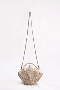 Detailansicht der beigen strohgewebten Tasche in Muschelform mit Metallkette