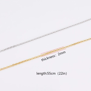18k goud en zilveren 2mm schakelketting halsketting 55cm op witte achtergrond