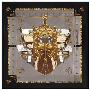 Vue détaillée du foulard en soie avec galion baroque et bordures de style nautique
