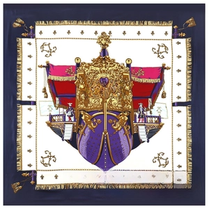 Détail de l'imprimé complexe de navire royal sur un grand foulard carré en soie