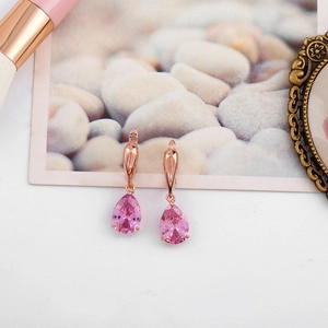 Eleganti orecchini a goccia in oro rosa con cristalli rosa taglio a pera e chiusura a leva