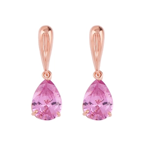 Dettaglio degli orecchini a goccia in oro rosa con pietre preziose rosa scintillanti