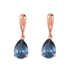 Macro delle orecchie a goccia in oro rosa con pendenti in cristallo blu scuro intenso