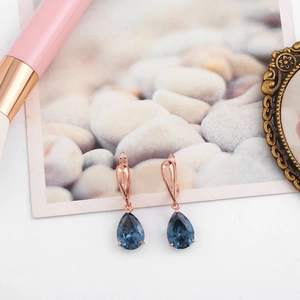 Eleganti orecchini a goccia in oro rosa con pendenti di cristallo blu sfaccettato