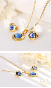 Gros plan sur parure dorée avec collier en cristal bleu rond et boucles d'oreilles clous