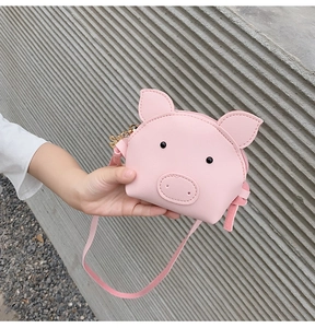 Detail of pink pig cartoon kids crossbody bag made of premium PU leather with shoulder strap