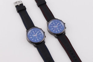Due orologi sportivi da uomo con quadrante grande e cinturino in silicone blu e rosso