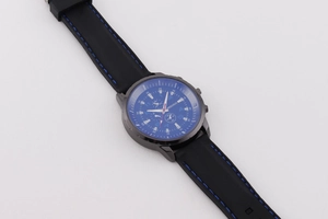 Dettaglio orologio sportivo da uomo con quadrante blu a tre occhi e cinturino nero