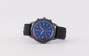 Dettaglio dell'orologio al quarzo da uomo con quadrante blu e cinturino in silicone nero