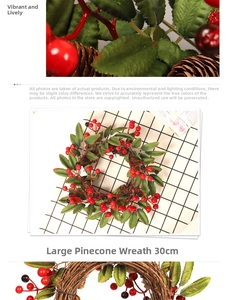 Détail d'une couronne de Noël de 30cm avec pommes de pin et baies rouges sur vigne