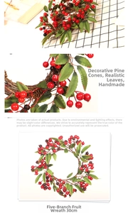 Détail d'une couronne de Noël de 30 cm avec baies rouges, pommes de pin et feuilles vertes