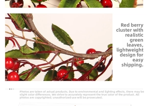 Détail d'une guirlande de Noël faite à la main avec baies rouges et feuilles artificielles