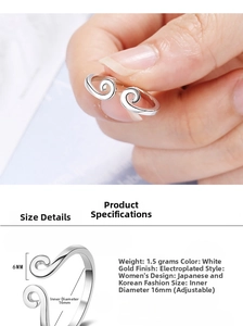Close-up of adjustable silver band ring with dimensions 16mm and weight 1.5g
