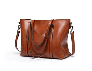 Vue latérale du cabas vintage en cuir ciré marron avec bandoulière ajustable