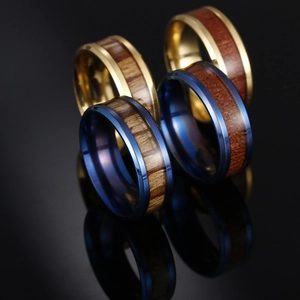 Détails de bagues en titane avec incrustation de bois de teck sur fond noir brillant