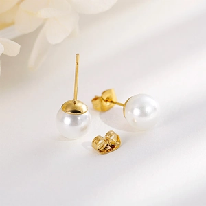 Élégant ensemble de boucles d'oreilles en or avec perles blanches et fermoirs papillon dorés