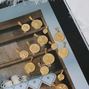 Künstlerische Darstellung goldener Münzanhänger mit Elizabeth II auf Vintage-Magazin
