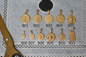 Details von 11 verschiedenen römischen Münzanhängern aus 18K vergoldetem Edelstahl
