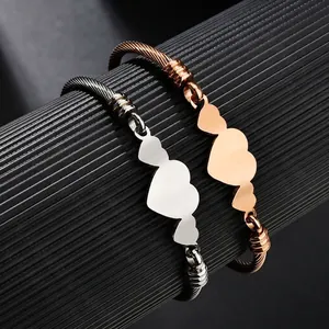 Bracelet câble minimaliste en acier inoxydable avec trois motifs de cœurs interconnectés