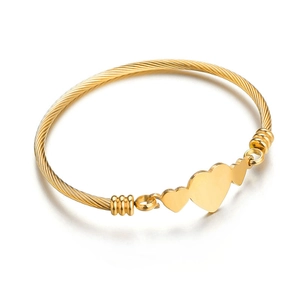 Bracelet jonc doré en acier inoxydable avec trois breloques en forme de cœur