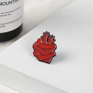 Broche créative en émail cœur rouge avec design de bras enlacés en alliage fini