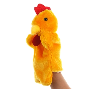 Détail d'une marionnette à main coq en peluche jaune avec crête rouge sur fond blanc
