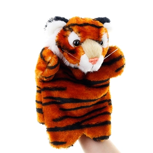 Détail d'une marionnette tigre en peluche douce avec fourrure orange et rayures