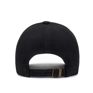 Vue arrière d'une casquette de baseball noire vintage avec boucle métallique réglable