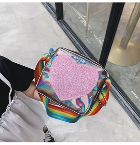 Détail du sac holographique en forme de cœur avec sequins et sangle arc-en-ciel