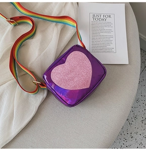 Détail du sac violet métallisé pour filles avec cœur pailleté rose et sangle arc-en-ciel