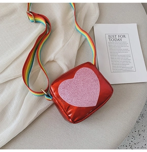 Détail du sac coeur rouge en similicuir pour fille avec bandoulière arc-en-ciel
