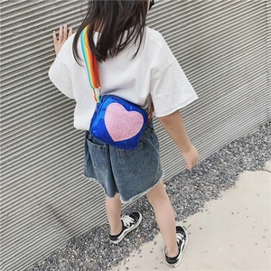 Sac bandoulière bleu pour fille avec cœur en paillettes et sangle arc-en-ciel