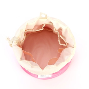 Beauty case cilindrico in velluto rosa con tasche a rete interne e fasce elastiche