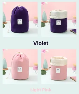 Dettaglio di trousse in velluto viola e rosa con coulisse e fermagli in legno naturale