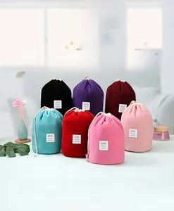 Set di bustine cosmetiche in velluto colorato con coulisse e etichette bianche