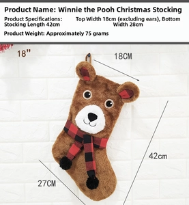 Vue détaillée d'une chaussette de Noël en peluche marron avec écharpe à carreaux rouge
