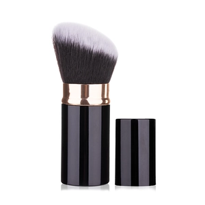 Detailansicht des einziehbaren Make-up-Pinsels mit zweifarbigen Borsten und Roségoldring