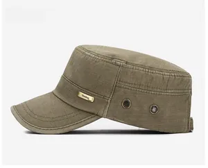 Détail de la casquette militaire kaki avec plaque métallique et œillets d'aération