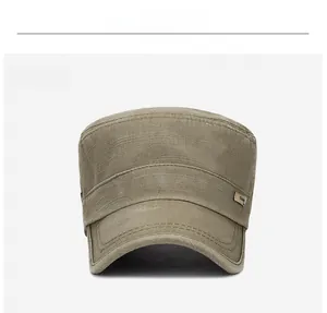 Vue de face d'une casquette militaire en coton vert armée avec logo en métal doré