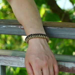 Bracelet en corde de chanvre tressé main noir et beige porté au poignet