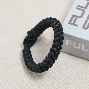 Gros plan d'un bracelet en corde de chanvre tressée noire avec texture tissée et nœud