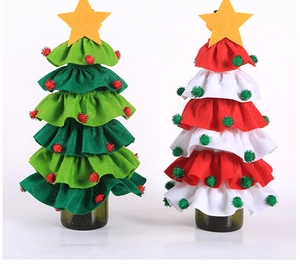 Detail von geschichteten Filz-Weihnachtselfen-Flaschenhüllen mit Sternen und Pompons