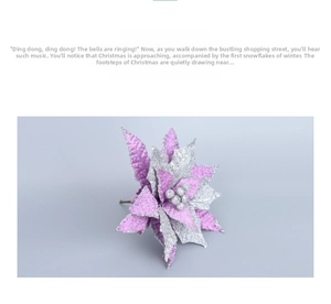 Details von künstlichen Weihnachtsblumen mit violetten und silbernen Glitzerblättern