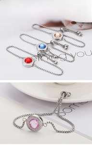 Détail de quatre bracelets en cristal et acier inoxydable avec fermoir ajustable
